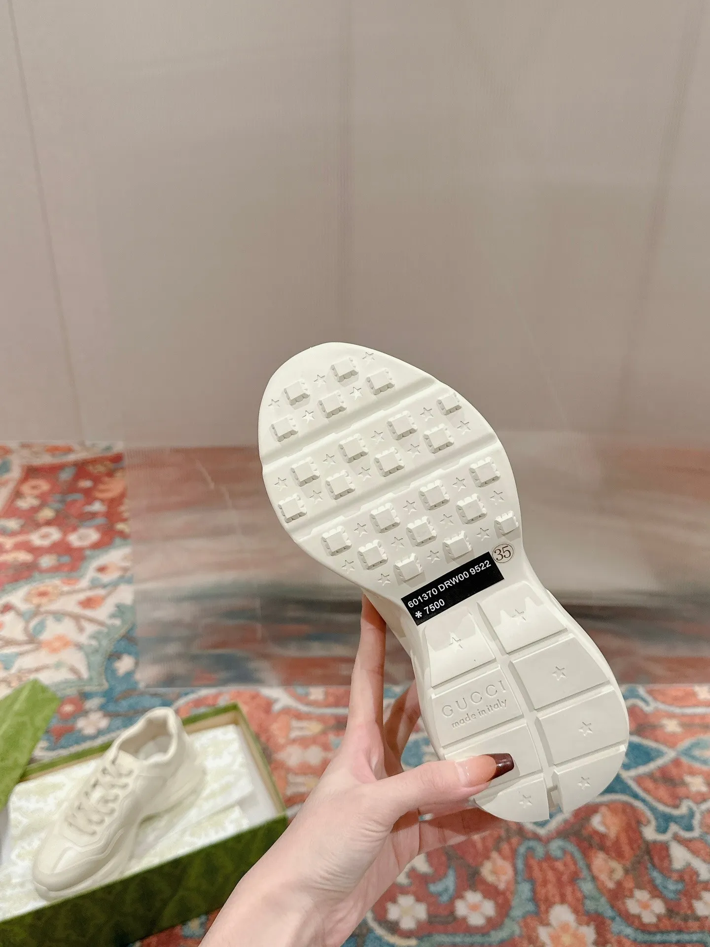 Top quality P800, ordinary P620🇮🇹Italy🇮🇹Gucci🇮🇹Dad shoes (purchase grade) (original) 👑 The original version purchased from Taikoo Hui has been continuously improved and upgraded in details, from the packaging of the shoes - anti-counterfeiting logos - shoe box accessories - fabric optimization - outsole technology - stitching - oil edge technology. We do our best ◼️ Outsole: original plate molding ◼️ Upper: original grade A imported cowhide 🐮 ◼️ Inner: original grade A mixed sheepskin 🐑 ◼️ Feet: original grade A mixed sheepskin 🐑 ◼️ Medium and low belt logo + original injection molding foot technology + original lasting technology ◼️ Original full set of customized packaging (anti-counterfeiting chip + a cloth bag + Gucci card envelope + electronic invoice with credit card slip + shoelaces) ◼️ All details of the higher version are consistent with the original version (pay attention to comparison) ◼️ Code number: 35 to 40 for women, 39-44 for men